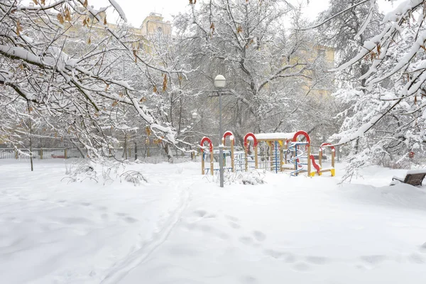 Winterlandschap in Moskou, Rusland. Landschap van besneeuwde bomen en p — Stockfoto