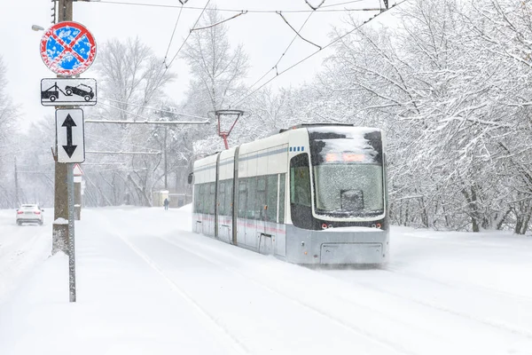 Winterweg in Moskou, Rusland. Bevroren moderne tram rijdt langs traf — Stockfoto