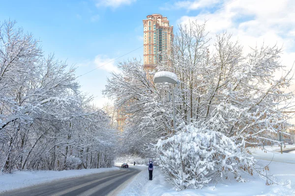 Moskou na sneeuwval, Rusland. Landschappelijk uitzicht op de weg en moderne ta — Stockfoto