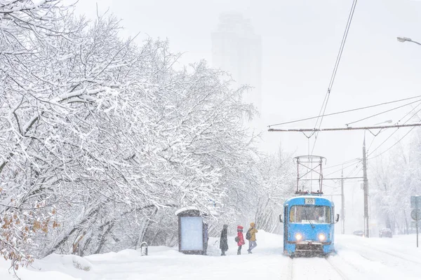 Winterlandschap in de winter, Moskou, Rusland. Bevroren tram op besneeuwd — Stockfoto