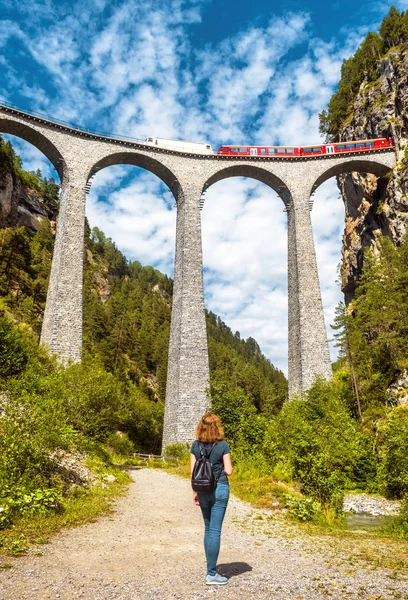 Landwasser Viaduct nyáron, Filisur, Svájc. Fiatal nő — Stock Fotó