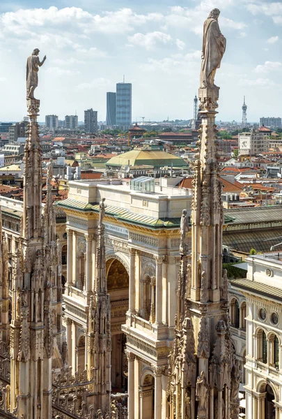 Pires da Catedral de Milão com vista para a Galleria Vittorio Emanuel — Fotografia de Stock