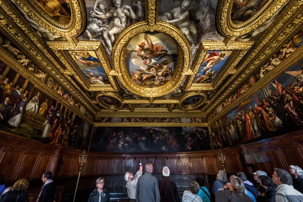 People inside the Doge`s Palace (Palazzo Ducale) in Venice. It i — Stock Photo, Image