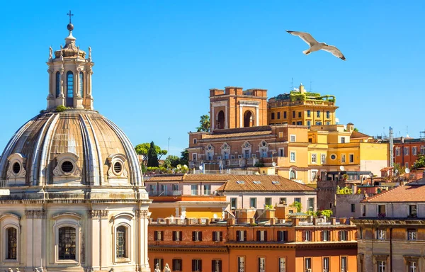 Roma en verano, Italia. Coloridas casas vintage con terrazas nea —  Fotos de Stock