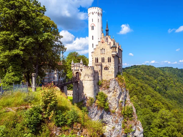 Lichtenstein slott på sommaren, Baden-Wurttemberg, Tyskland. Det här — Stockfoto