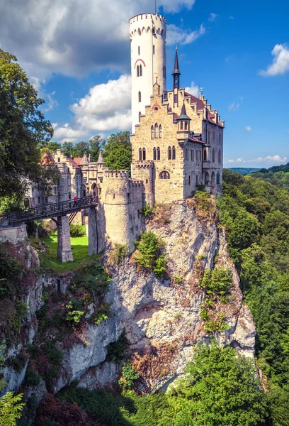 Castelo de Lichtenstein com ponte alta, Alemanha. É um turista a — Fotografia de Stock