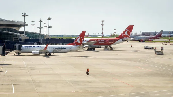 Aviões estacionados em portões de terminais no aeroporto. Vista panorâmica de — Fotografia de Stock
