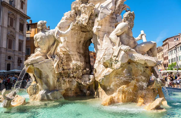 Navona Squ 'daki Dört Nehir Çeşmesi' ni heykellerle süsleyin.