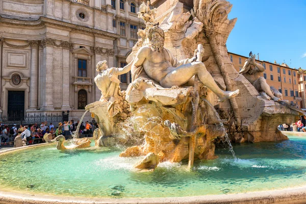 İtalya, Roma 'daki Navona Meydanı' ndaki Dört Nehir Çeşmesi. Piya