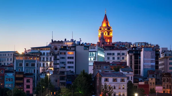 Torre di Galata di notte, Istanbul, Turchia. Torre medievale di Galata i — Foto Stock