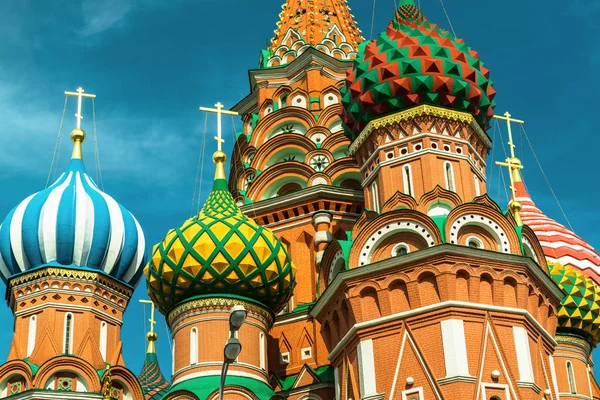 Güneşli yaz gününde St. Basil Katedrali, Moskova, Rusya, Avrupa — Stok fotoğraf