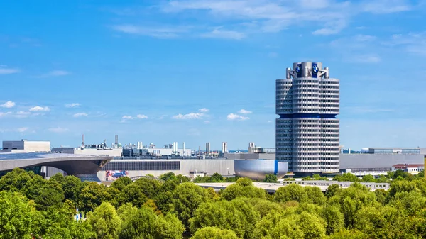 Panorama de Munique com a sede da BMW ou BMW de quatro cilindros — Fotografia de Stock
