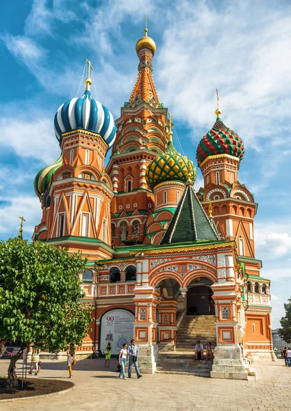 People visit the old St Basil`s Cathedral on Red Square in Mosco — Stock Photo, Image