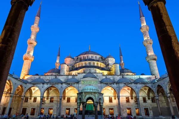 Blaue Moschee oder Sultanahmet camii bei Nacht, Istanbul, Türkei. es — Stockfoto