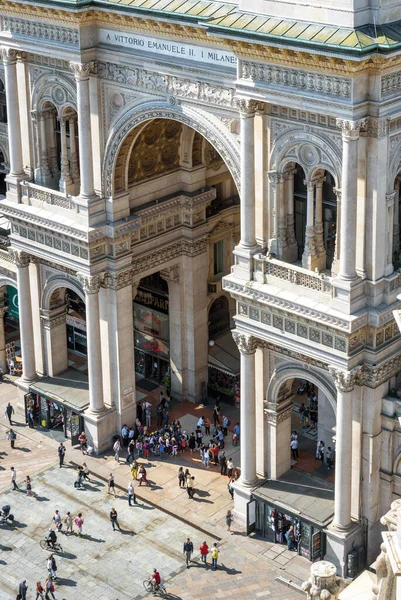 Οι άνθρωποι επισκέπτονται την Galleria Vittorio Emanuele Ii στον καθεδρικό ναό Squa — Φωτογραφία Αρχείου