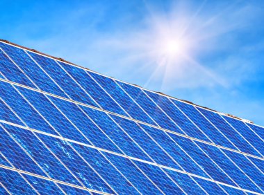 Evin çatısındaki güneş paneli. Birçok mavi güneş hücresi 