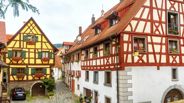 南ドイツの古い素敵な半木造住宅 ドイツの村の美しい典型的な家 夏のヴィンテージ狭い通りのパノラマビュー 小さなヨーロッパの町の伝統的なスタイルの地区 — ストック写真