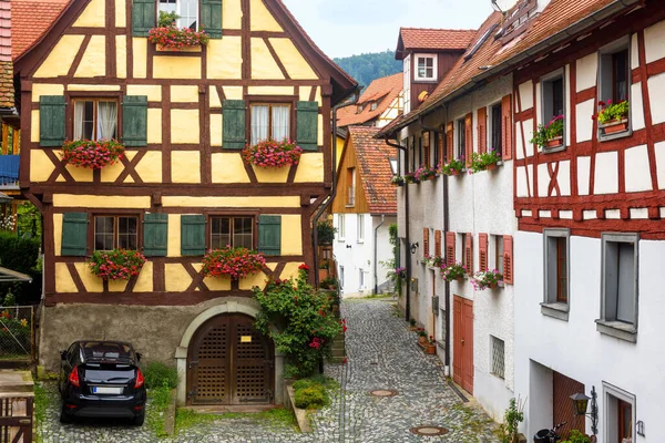 南ドイツの古い半木造家屋 ドイツの村の美しい典型的な家 夏のヴィンテージ狭い通り ヨーロッパの小さな町の伝統的なスタイルの地区 素敵なカラフルな庭 — ストック写真