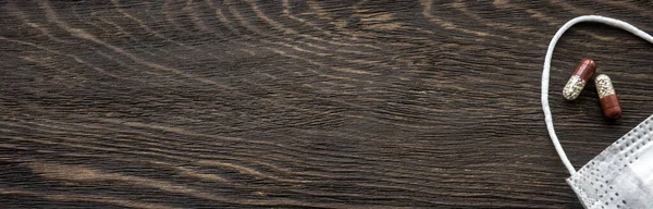 Panoramiczny Widok Maski Medycznej Kapsułek Pigułki Leczenia Drewnianym Stole Koncepcja — Zdjęcie stockowe