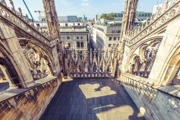 米兰大教堂屋顶特写镜头 意大利 米兰大教堂 Milan Cathedral或Duomo Milano 是米兰市的最高地标 米兰古老建筑的华丽装饰细节 华丽的哥特式天台景观 — 图库照片