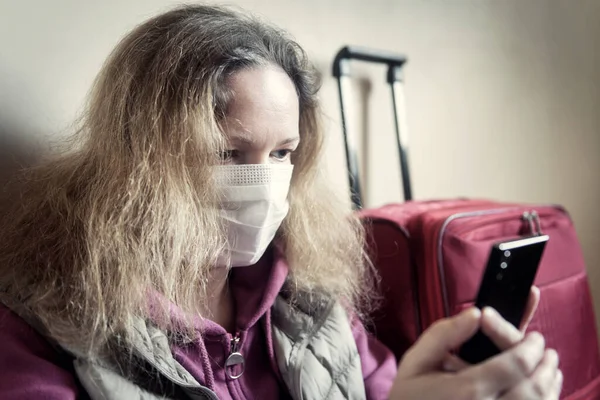 Mujer Con Máscara Médica Sienta Cerca Del Equipaje Aeropuerto Nuevo — Foto de Stock