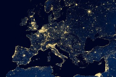 Dünya geceleri, şehir ışıklarının görüntüsü Avrupa 'daki insan faaliyetlerini uzaydan gösteriyor. AB ve Akdeniz küresel uydu fotoğrafında dünya karanlık haritasında. Bu görüntünün elementleri NASA tarafından desteklenmektedir.