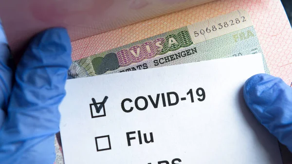 Covid 19コロナウイルスのパンデミックと旅行の概念 正のマークCovid 19とシェンゲンビザスタンプ コロナウイルスチェックで観光客のパスポートコントロール 新しいコロナウイルスの流行 ヨーロッパでの流行 — ストック写真