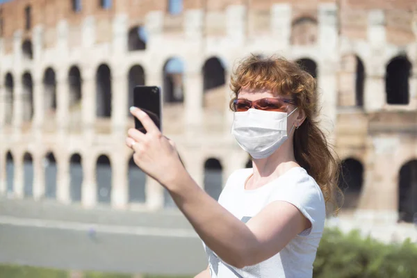 Covid Coronavirus Italië Vrouw Met Beschermend Masker Maakt Selfie Door — Stockfoto