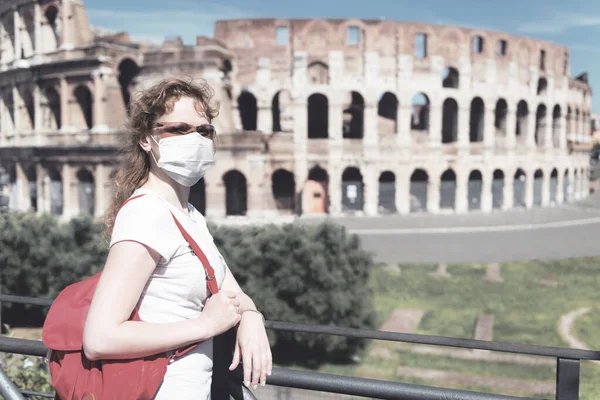 Covid Coronavirus Italia Mujer Con Máscara Médica Cara Junto Coliseo — Foto de Stock