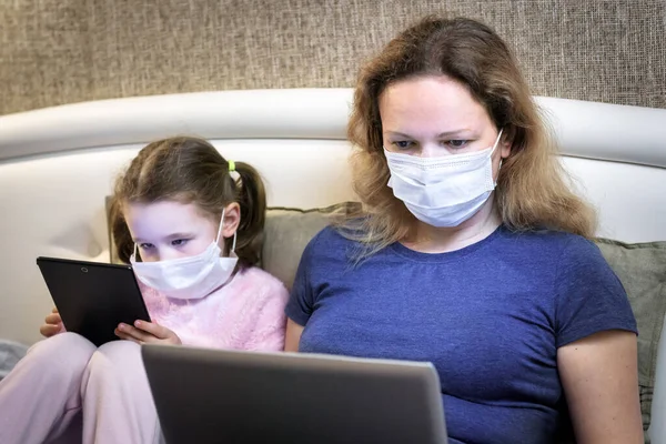 Covid Coronavirus Quarantaine Concept Vrouw Met Gezichtsmasker Werkend Met Laptop — Stockfoto