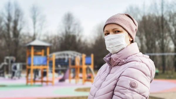 Vrouw Speelplaats Met Chirurgisch Masker Het Gezicht Tijdens Covid Coronavirus — Stockfoto