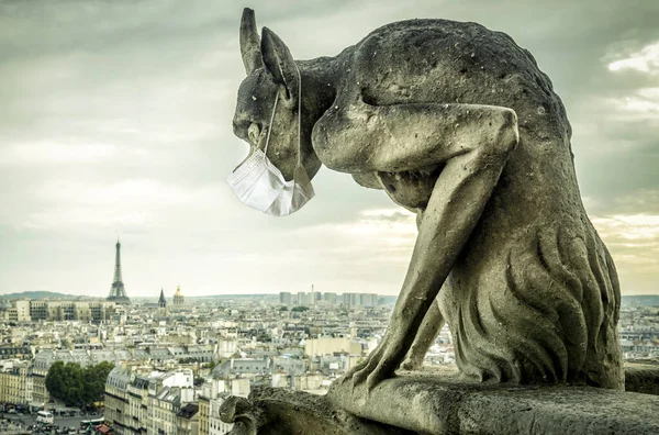 フランスのCovid 19コロナウイルス パリのノートルダム大聖堂のガーゴイルの医療用マスク コロナウイルスの発生により観光名所は閉鎖されました 隔離およびCovidコロナウイルスパンデミックの概念 — ストック写真