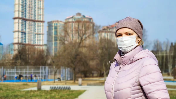 Mujer Con Máscara Médica Cara Parque Ciudad Durante Brote Coronavirus — Foto de Stock