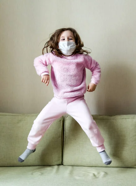 Niño Saltando Sofá Casa Durante Pandemia Coronavirus Covid Muchacha Divertida — Foto de Stock