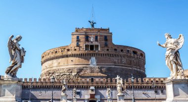 Castel Sant 'Angelo veya Kutsal Melek Kalesi, Roma, İtalya. Şehrin eski bir simgesidir. Ünlü Castel Sant 'Angelo ve Rönesans heykelleri olan ortaçağ köprüsünün önü. Roma 'nın büyük anıtı.