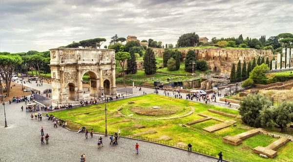 ローマの街並み 観光スポットと都市景観コンスタンティンとパラチンヒルのアーチ コロッセオからのパノラマビュー ローマ中心部の古代ローマの遺跡 ローマ帝国の偉大な記念碑 — ストック写真