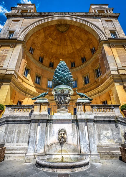 Fontana Della Pigna Tai Pine Cone Suihkulähde Vatikaanin Museoiden Belvederen — kuvapankkivalokuva