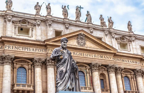 Statua Dell Apostolo Pietro Davanti Alla Basilica San Pietro Roma — Foto Stock