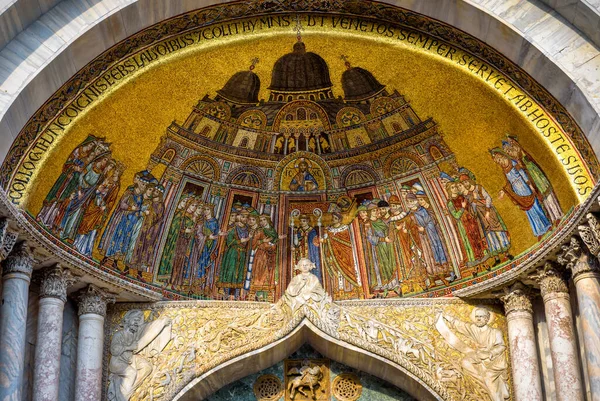 意大利威尼斯圣马可大教堂特写 它是威尼斯的最高地标 美丽的金色马赛克入口 古代马克教堂的图像 圣马可大教堂或圣马可教堂华丽立面的细节 — 图库照片