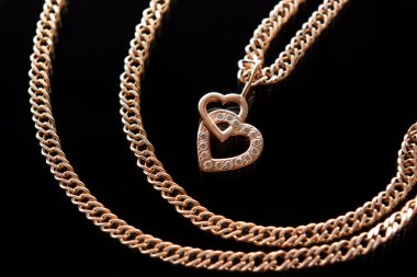 Siyah arkaplanda mücevherler