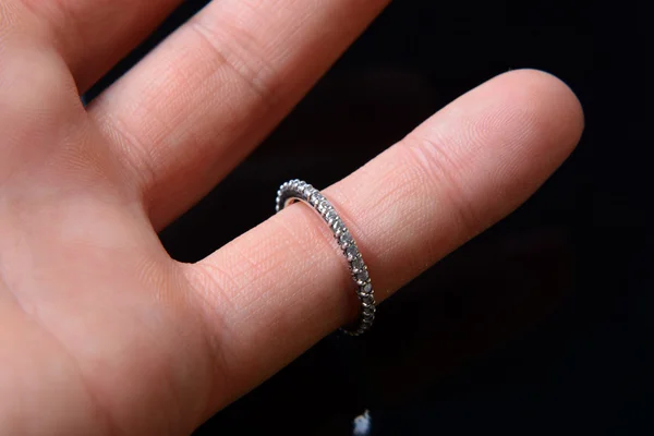 Sieraden ring op vinger — Stockfoto