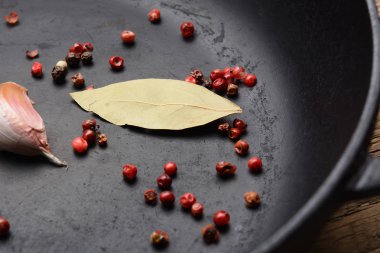 Karanlık bir arka plan üzerine biber sarımsak