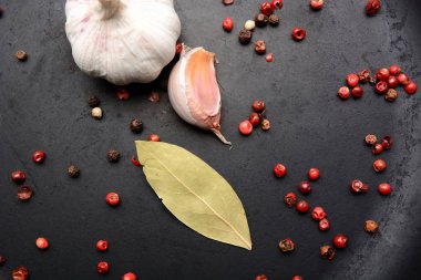 Karanlık bir arka plan üzerine biber sarımsak