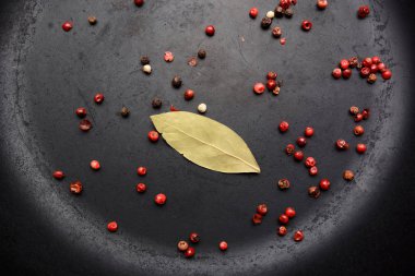 Karanlık bir arka plan üzerine biber sarımsak