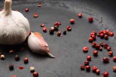 Karanlık bir arka plan üzerine biber sarımsak