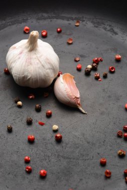 Karanlık bir arka plan üzerine biber sarımsak
