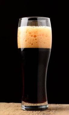 zanaat bira koyu arka plan üzerinde kapat