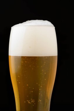 zanaat bira koyu arka plan üzerinde kapat