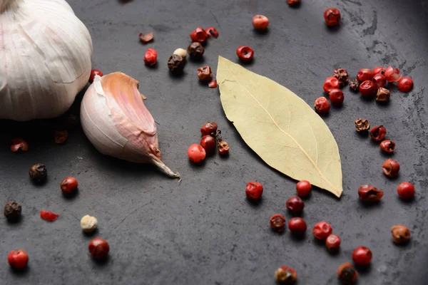 Karanlık bir arka plan üzerine biber sarımsak