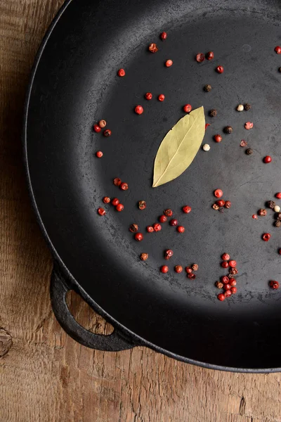 Karanlık bir arka plan üzerine biber sarımsak